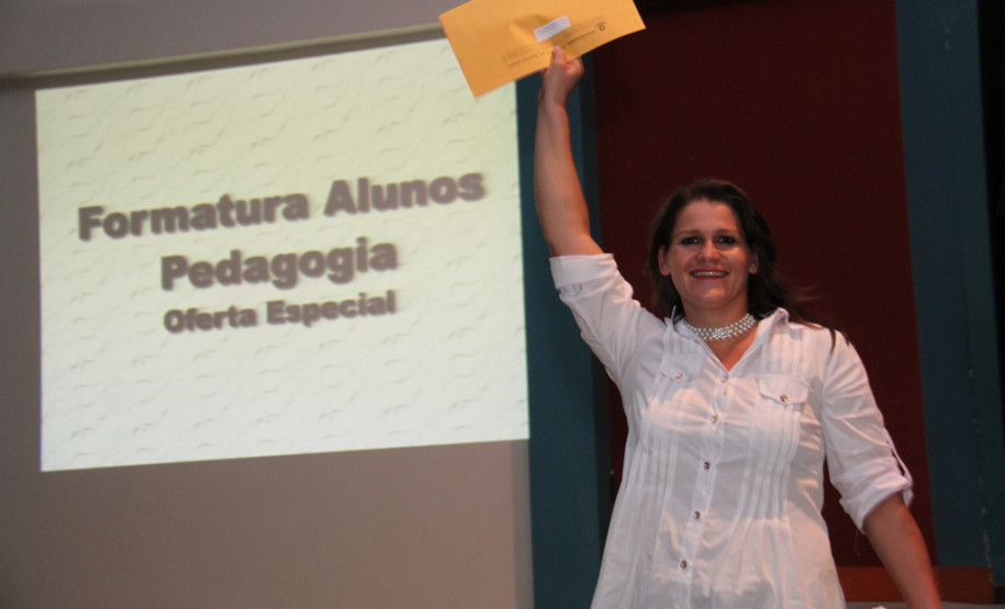 O Governo do Paraná está dando solução definitiva para o drama dos 30 mil professores que há quase uma década esperavam para validar diplomas da Faculdade Vizinhança Vale do Iguaçu (Vizivali).<br />
<br />
Veja mais fotos em: <a href=" http://www.flickr.com/photos/flavioarns/sets/72157633173734771/" target="_blank"> http://www.flickr.com/photos/flavioarns/</a>