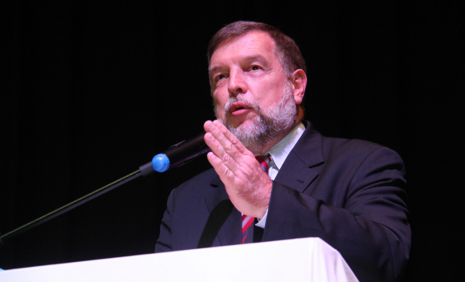 O Governo do Paraná está dando solução definitiva para o drama dos 30 mil professores que há quase uma década esperavam para validar diplomas da Faculdade Vizinhança Vale do Iguaçu (Vizivali).<br />
<br />
Veja mais fotos em: <a href=" http://www.flickr.com/photos/flavioarns/sets/72157633173734771/" target="_blank"> http://www.flickr.com/photos/flavioarns/</a>