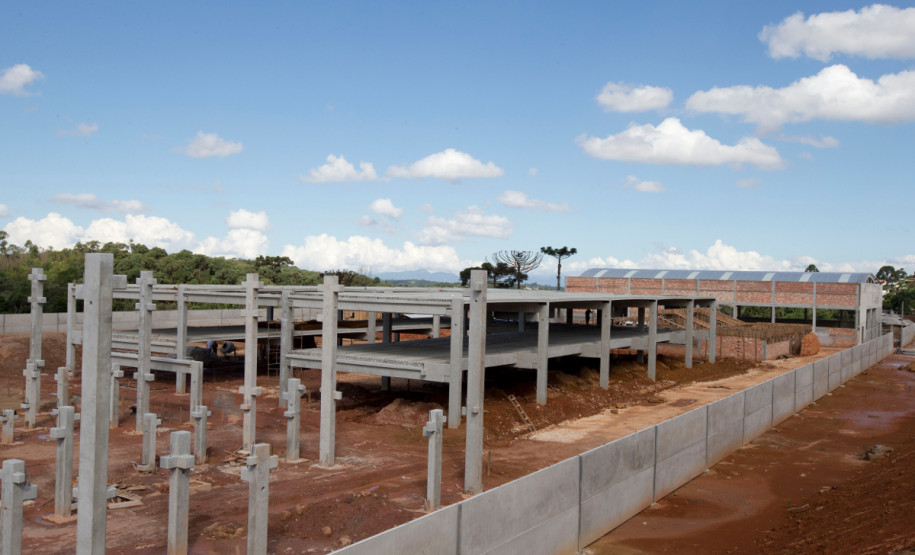 01.03.2013 - ALMIRANTE TAMANDARÉ - Centro Estadual  de Educação Profissional de Alimrante Tamandaré no Bairro Jardim das Oliveiras.