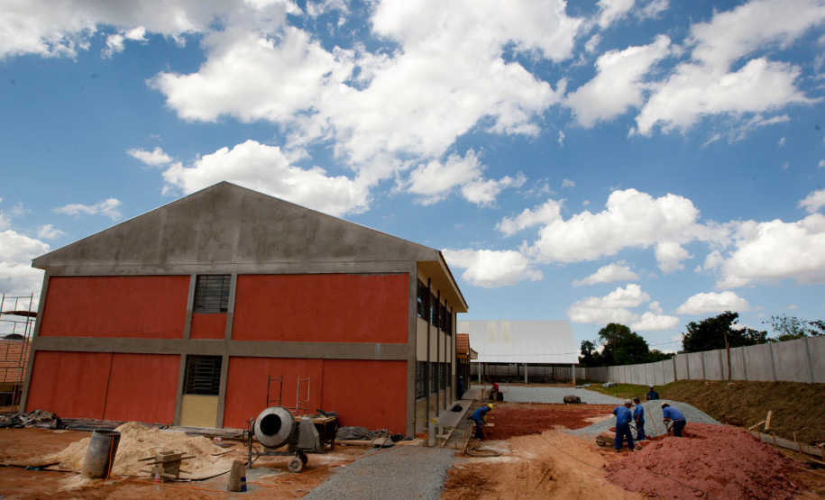 01.03.2013 - CAMPO LARGO - Construçao da unidade de Ensino Colégio Estadual Geraldina da Mota no bairro Ferraria em Campo Largo.