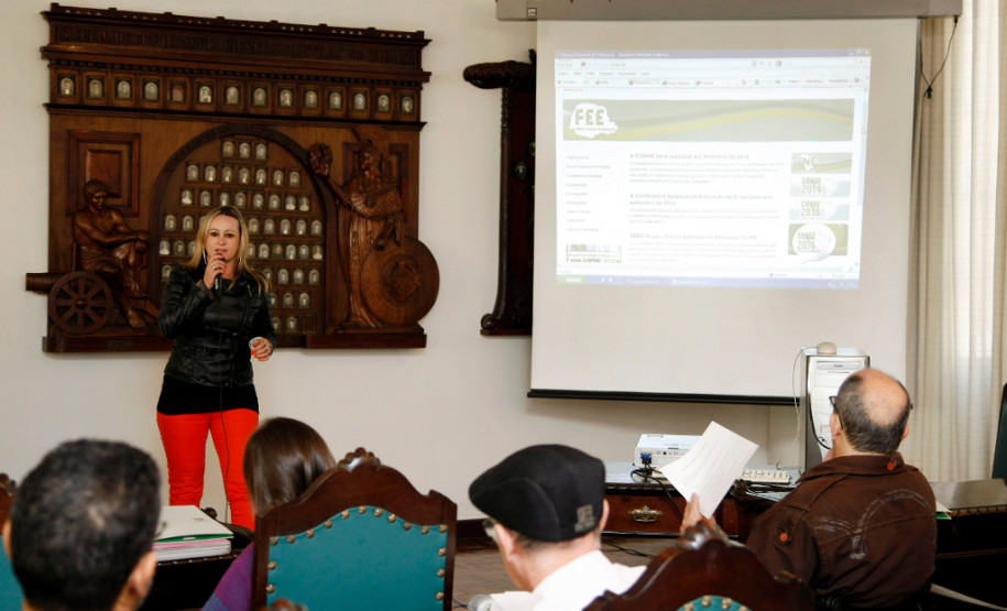 Curitiba - 16-04-13 - Fórum Estadual de Educação na sala Homero de Barros no prédio Dom Pedro I na Reitoria da UFPR.