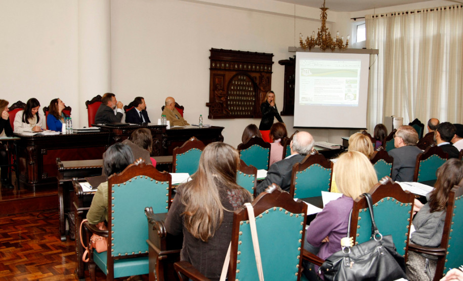 Curitiba - 16-04-13 - Fórum Estadual de Educação na sala Homero de Barros no prédio Dom Pedro I na Reitoria da UFPR.