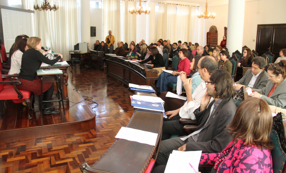 Reunião do Fórum definiu regras para novos integrantes e apresentou uma prévia de sua página oficial na internet. Conferências começam em maio.<br />
<br />
Veja mais fotos em: <a href=" http://www.flickr.com/photos/flavioarns/sets/72157633260585666/" target="_blank"> http://www.flickr.com/photos/flavioarns/</a>