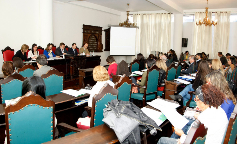 Curitiba - 16-04-13 - Fórum Estadual de Educação na sala Homero de Barros no prédio Dom Pedro I na Reitoria da UFPR.