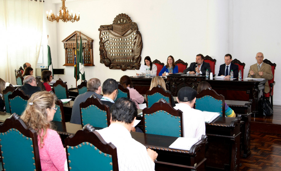 Curitiba - 16-04-13 - Fórum Estadual de Educação na sala Homero de Barros no prédio Dom Pedro I na Reitoria da UFPR.
