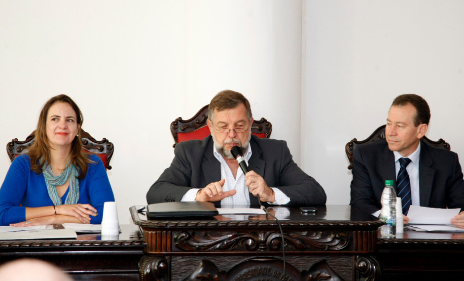 Curitiba - 16-04-13 - Fórum Estadual de Educação na sala Homero de Barros no prédio Dom Pedro I na Reitoria da UFPR.