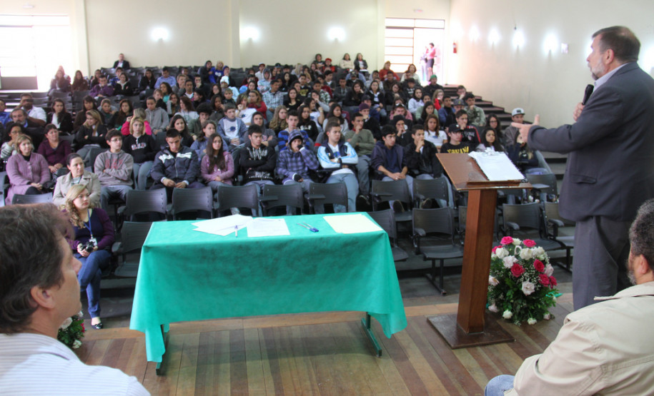 Assinatura de Ordem de Serviço no Colégio Estadual Pilar Maturana<br />
<br />
Veja mais fotos em: <a href="http://www.flickr.com/photos/flavioarns/sets/72157633264012419/" target="_blank">http://www.flickr.com/photos/flavioarns/</a>