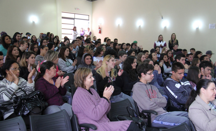 Assinatura de Ordem de Serviço no Colégio Estadual Pilar Maturana<br />
<br />
Veja mais fotos em: <a href="http://www.flickr.com/photos/flavioarns/sets/72157633264012419/" target="_blank">http://www.flickr.com/photos/flavioarns/</a>