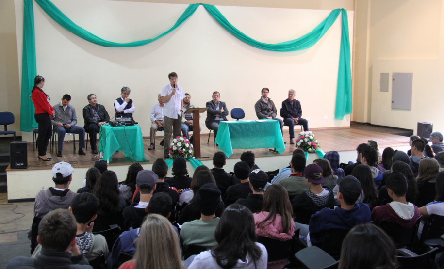Assinatura de Ordem de Serviço no Colégio Estadual Pilar Maturana<br />
<br />
Veja mais fotos em: <a href="http://www.flickr.com/photos/flavioarns/sets/72157633264012419/" target="_blank">http://www.flickr.com/photos/flavioarns/</a>