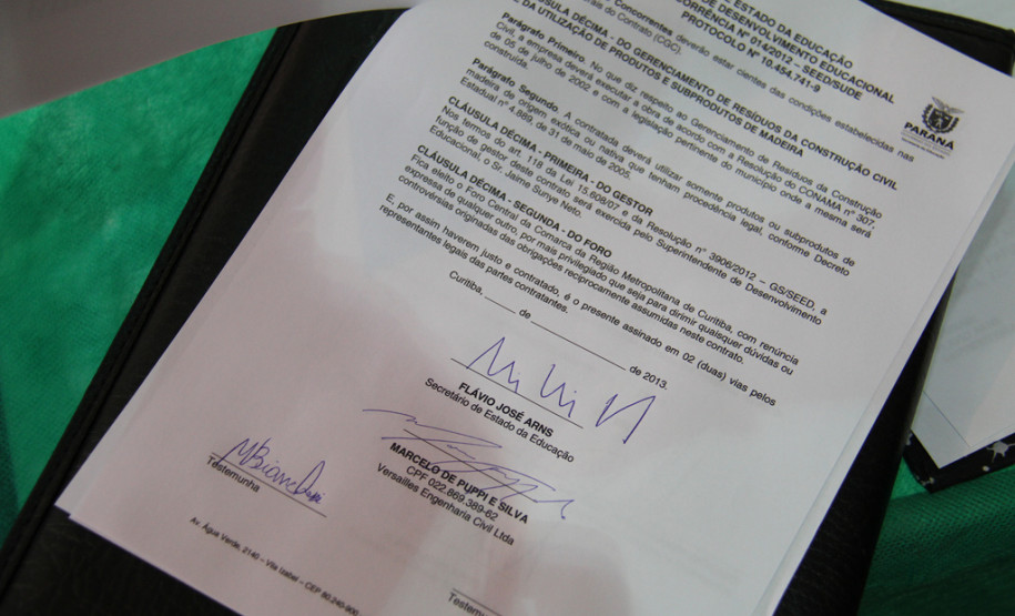 Assinatura de Ordem de Serviço no Colégio Estadual Pilar Maturana<br />
<br />
Veja mais fotos em: <a href="http://www.flickr.com/photos/flavioarns/sets/72157633264012419/" target="_blank">http://www.flickr.com/photos/flavioarns/</a>