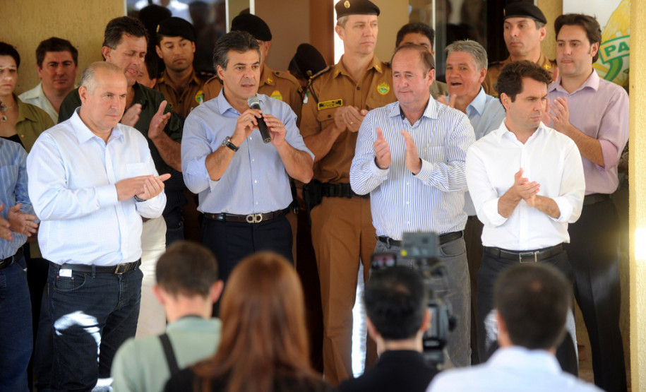 Governador Beto Richa acompanhado pelo Prefeito José Altair Moreira e pela primeira dama  do município, Marilda Alves Moreira, Secertário de Desenvolvimento Urbano, Deputado Ratinho Junior, Secertário da Saúde, Michele Caputo Neto, Secertário da Infraestrutura e Logística, José Richa Filho, comandante-geral da PM, Coronel Roberson Bondaruk, Deputados Alexandre Curi e Francisco Buhrer e demais autoridades, entrega a população as novas instalações do Destacamento Policial Militar, entrega