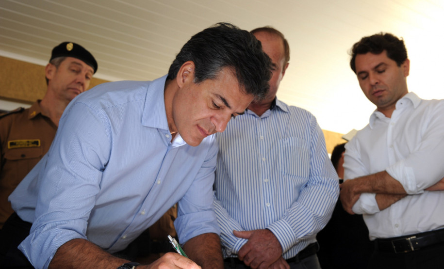 Governador Beto Richa acompanhado pelo Prefeito José Altair Moreira e pela primeira dama  do município, Marilda Alves Moreira, Secertário de Desenvolvimento Urbano, Deputado Ratinho Junior, Secertário da Saúde, Michele Caputo Neto, Secertário da Infraestrutura e Logística, José Richa Filho, comandante-geral da PM, Coronel Roberson Bondaruk, Deputados Alexandre Curi e Francisco Buhrer e demais autoridades, entrega a população as novas instalações do Destacamento Policial Militar, entrega