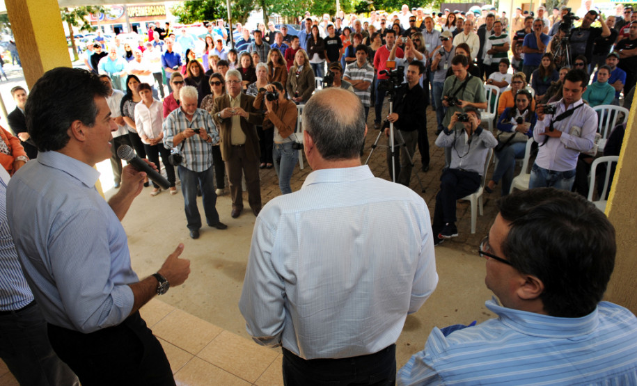 Governador Beto Richa acompanhado pelo Prefeito José Altair Moreira e pela primeira dama  do município, Marilda Alves Moreira, Secertário de Desenvolvimento Urbano, Deputado Ratinho Junior, Secertário da Saúde, Michele Caputo Neto, Secertário da Infraestrutura e Logística, José Richa Filho, comandante-geral da PM, Coronel Roberson Bondaruk, Deputados Alexandre Curi e Francisco Buhrer e demais autoridades, entrega a população as novas instalações do Destacamento Policial Militar, entrega