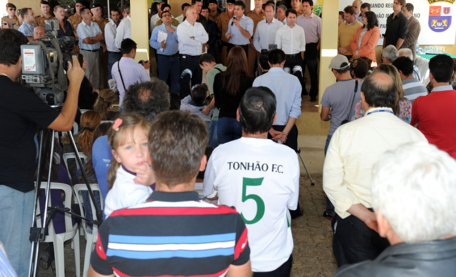 Governador Beto Richa acompanhado pelo Prefeito José Altair Moreira e pela primeira dama  do município, Marilda Alves Moreira, Secertário de Desenvolvimento Urbano, Deputado Ratinho Junior, Secertário da Saúde, Michele Caputo Neto, Secertário da Infraestrutura e Logística, José Richa Filho, comandante-geral da PM, Coronel Roberson Bondaruk, Deputados Alexandre Curi e Francisco Buhrer e demais autoridades, entrega a população as novas instalações do Destacamento Policial Militar, entrega