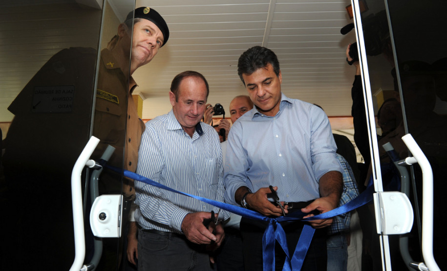 Governador Beto Richa acompanhado pelo Prefeito José Altair Moreira e pela primeira dama  do município, Marilda Alves Moreira, Secertário de Desenvolvimento Urbano, Deputado Ratinho Junior, Secertário da Saúde, Michele Caputo Neto, Secertário da Infraestrutura e Logística, José Richa Filho, comandante-geral da PM, Coronel Roberson Bondaruk, Deputados Alexandre Curi e Francisco Buhrer e demais autoridades, entrega a população as novas instalações do Destacamento Policial Militar, entrega