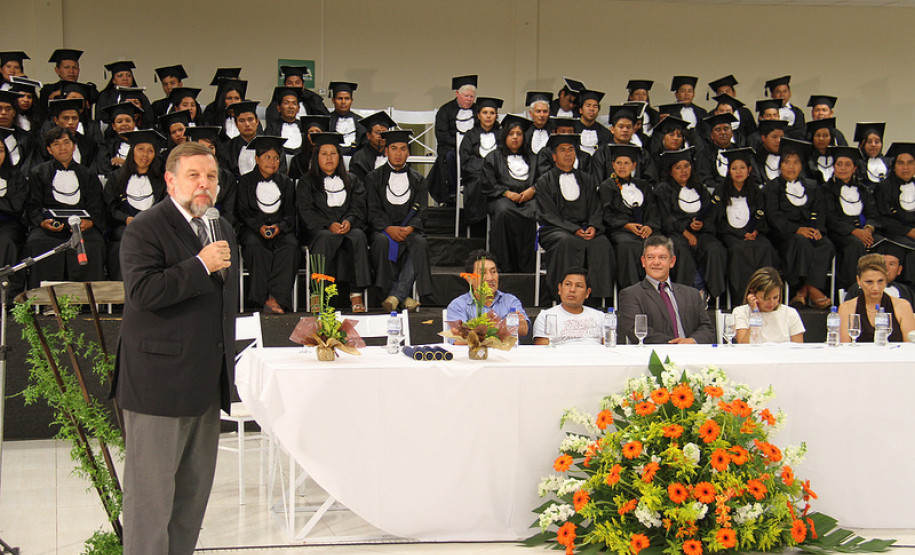 O vice-governador e secretário de Estado da Educação, Flávio Arns, diplomou nessa quarta-feira (27), em Guarapuava, a primeira turma de docentes indígenas bilíngue Guarani e a segunda turma Caingangue do Estado