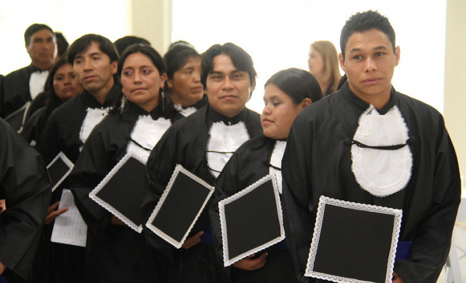 O vice-governador e secretário de Estado da Educação, Flávio Arns, diplomou nessa quarta-feira (27), em Guarapuava, a primeira turma de docentes indígenas bilíngue Guarani e a segunda turma Caingangue do Estado