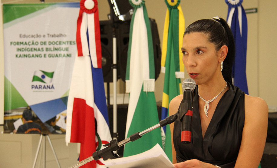 O vice-governador e secretário de Estado da Educação, Flávio Arns, diplomou nessa quarta-feira (27), em Guarapuava, a primeira turma de docentes indígenas bilíngue Guarani e a segunda turma Caingangue do Estado