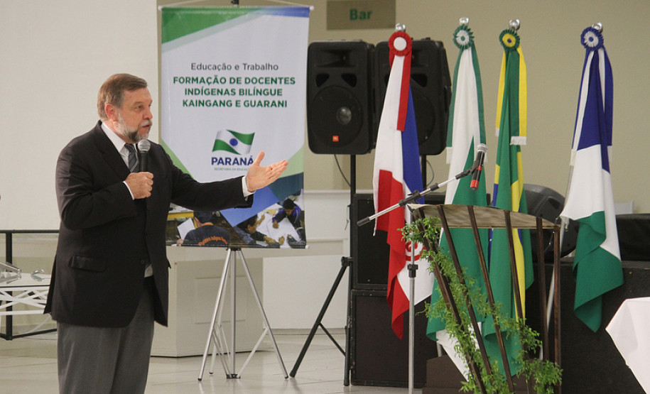 O vice-governador e secretário de Estado da Educação, Flávio Arns, diplomou nessa quarta-feira (27), em Guarapuava, a primeira turma de docentes indígenas bilíngue Guarani e a segunda turma Caingangue do Estado