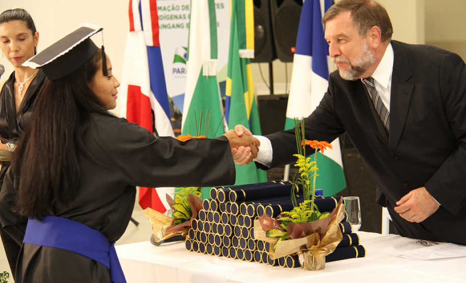 O vice-governador e secretário de Estado da Educação, Flávio Arns, diplomou nessa quarta-feira (27), em Guarapuava, a primeira turma de docentes indígenas bilíngue Guarani e a segunda turma Caingangue do Estado