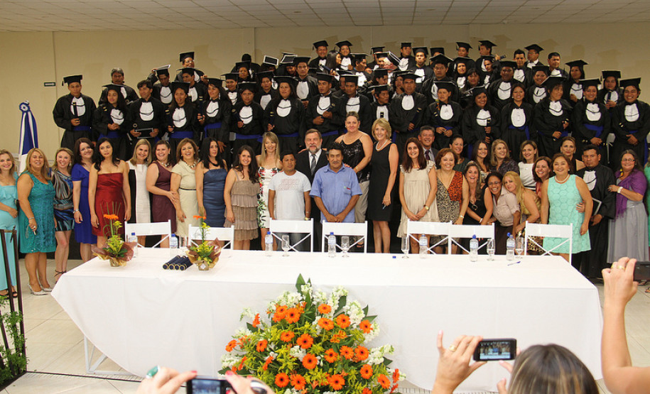 O vice-governador e secretário de Estado da Educação, Flávio Arns, diplomou nessa quarta-feira (27), em Guarapuava, a primeira turma de docentes indígenas bilíngue Guarani e a segunda turma Caingangue do Estado