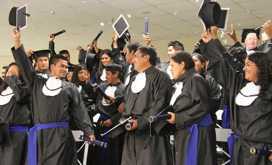 O vice-governador e secretário de Estado da Educação, Flávio Arns, diplomou nessa quarta-feira (27), em Guarapuava, a primeira turma de docentes indígenas bilíngue Guarani e a segunda turma Caingangue do Estado