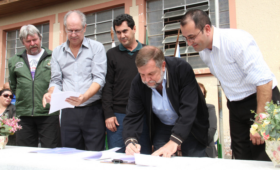 O vice-governador e secretário de Estado da Educação, Flávio Arns, assinou nesta semana a ordem de serviço para reforma geral no Colégio Estadual Professor Júlio César. <br />
<br />
Veja mais fotos em: <a href=" http://www.flickr.com/photos/flavioarns/sets/72157633280165942/" target="_blank"> http://www.flickr.com/photos/flavioarns/</a>