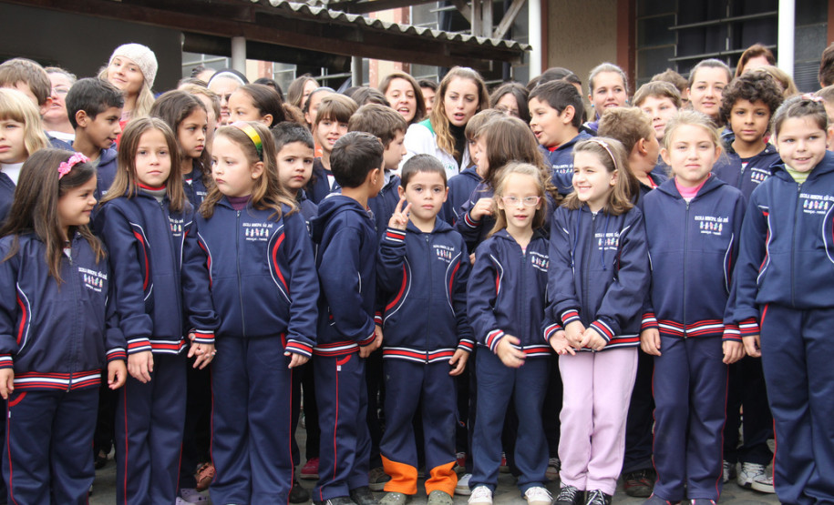 O vice-governador e secretário de Estado da Educação, Flávio Arns, assinou nesta semana a ordem de serviço para reforma geral no Colégio Estadual Professor Júlio César. <br />
<br />
Veja mais fotos em: <a href=" http://www.flickr.com/photos/flavioarns/sets/72157633280165942/" target="_blank"> http://www.flickr.com/photos/flavioarns/</a>
