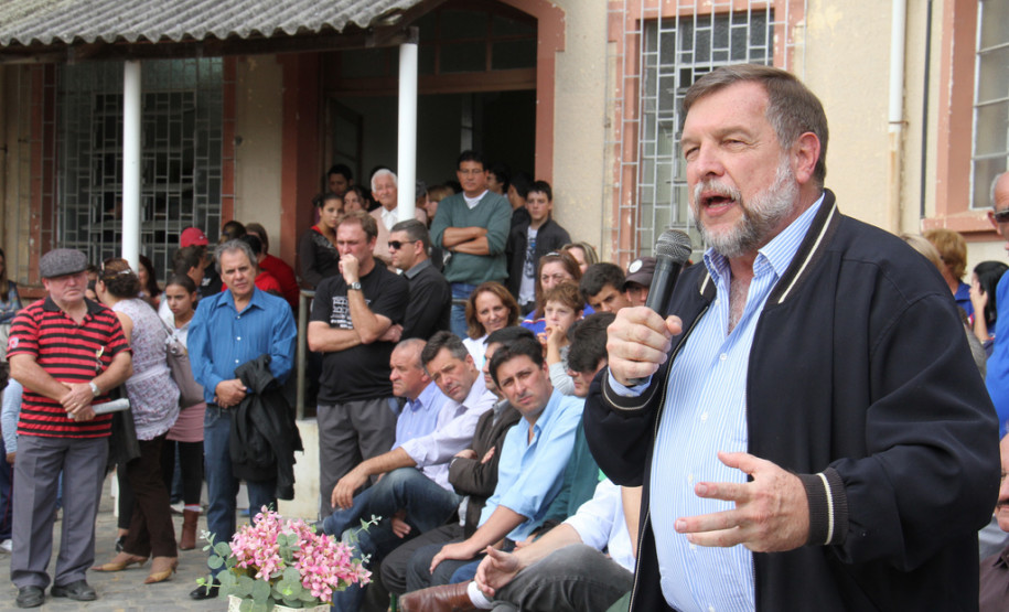 O vice-governador e secretário de Estado da Educação, Flávio Arns, assinou nesta semana a ordem de serviço para reforma geral no Colégio Estadual Professor Júlio César. <br />
<br />
Veja mais fotos em: <a href=" http://www.flickr.com/photos/flavioarns/sets/72157633280165942/" target="_blank"> http://www.flickr.com/photos/flavioarns/</a>