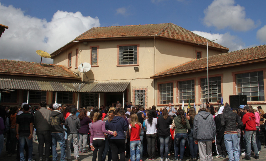O vice-governador e secretário de Estado da Educação, Flávio Arns, assinou nesta semana a ordem de serviço para reforma geral no Colégio Estadual Professor Júlio César. <br />
<br />
Veja mais fotos em: <a href=" http://www.flickr.com/photos/flavioarns/sets/72157633280165942/" target="_blank"> http://www.flickr.com/photos/flavioarns/</a>