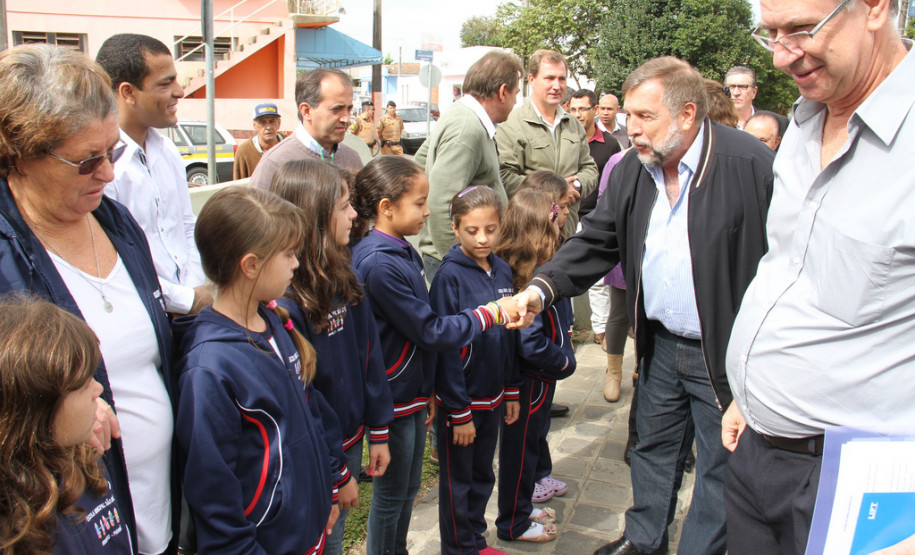 O vice-governador e secretário de Estado da Educação, Flávio Arns, assinou nesta semana a ordem de serviço para reforma geral no Colégio Estadual Professor Júlio César. <br />
<br />
Veja mais fotos em: <a href=" http://www.flickr.com/photos/flavioarns/sets/72157633280165942/" target="_blank"> http://www.flickr.com/photos/flavioarns/</a>