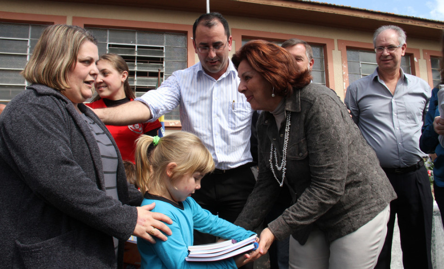 O vice-governador e secretário de Estado da Educação, Flávio Arns, assinou nesta semana a ordem de serviço para reforma geral no Colégio Estadual Professor Júlio César. <br />
<br />
Veja mais fotos em: <a href=" http://www.flickr.com/photos/flavioarns/sets/72157633280165942/" target="_blank"> http://www.flickr.com/photos/flavioarns/</a>