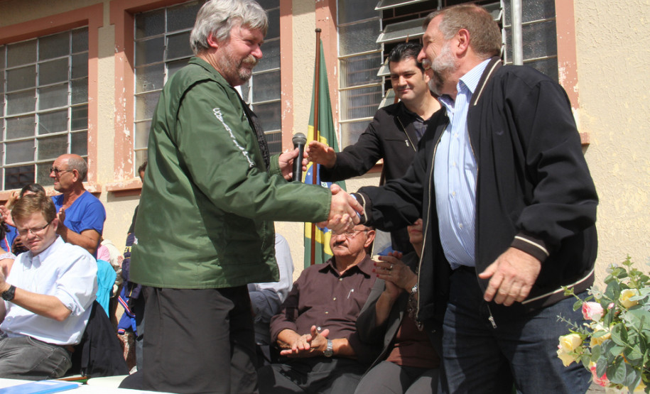 O vice-governador e secretário de Estado da Educação, Flávio Arns, assinou nesta semana a ordem de serviço para reforma geral no Colégio Estadual Professor Júlio César. <br />
<br />
Veja mais fotos em: <a href=" http://www.flickr.com/photos/flavioarns/sets/72157633280165942/" target="_blank"> http://www.flickr.com/photos/flavioarns/</a>