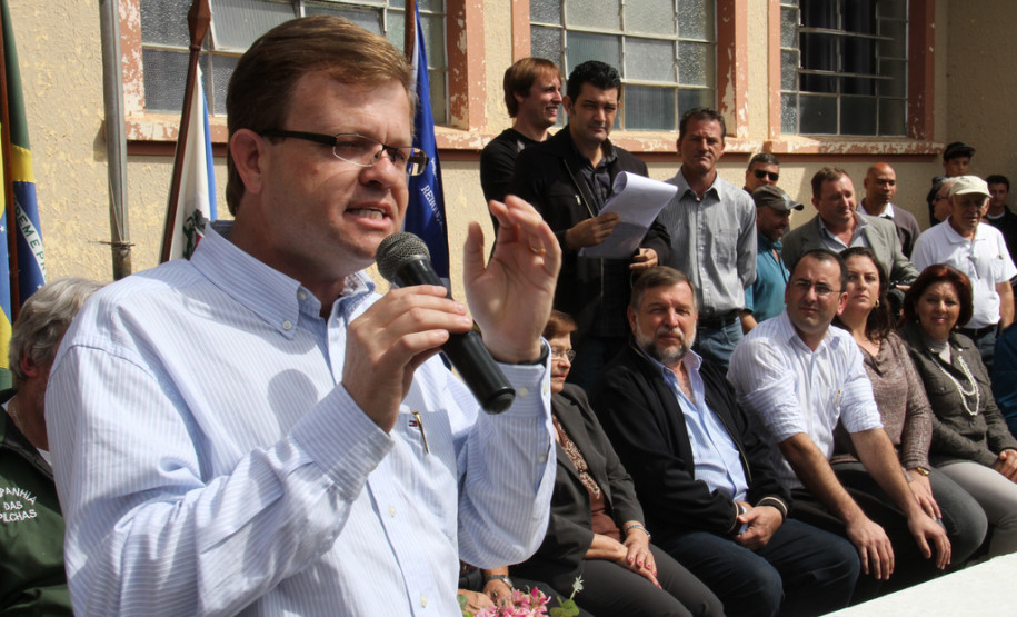 O vice-governador e secretário de Estado da Educação, Flávio Arns, assinou nesta semana a ordem de serviço para reforma geral no Colégio Estadual Professor Júlio César. <br />
<br />
Veja mais fotos em: <a href=" http://www.flickr.com/photos/flavioarns/sets/72157633280165942/" target="_blank"> http://www.flickr.com/photos/flavioarns/</a>