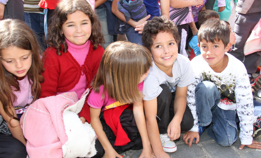 O vice-governador e secretário de Estado da Educação, Flávio Arns, assinou nesta semana a ordem de serviço para reforma geral no Colégio Estadual Professor Júlio César. <br />
<br />
Veja mais fotos em: <a href=" http://www.flickr.com/photos/flavioarns/sets/72157633280165942/" target="_blank"> http://www.flickr.com/photos/flavioarns/</a>