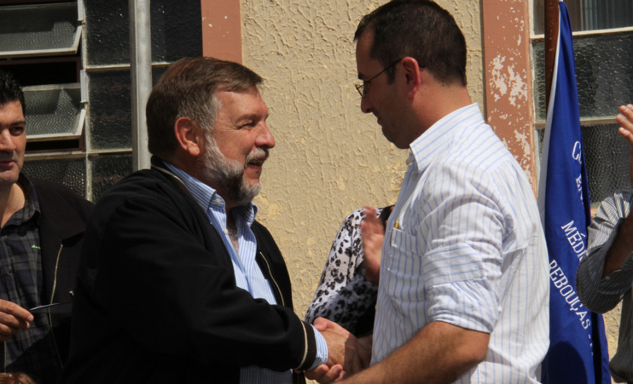 O vice-governador e secretário de Estado da Educação, Flávio Arns, assinou nesta semana a ordem de serviço para reforma geral no Colégio Estadual Professor Júlio César. <br />
<br />
Veja mais fotos em: <a href=" http://www.flickr.com/photos/flavioarns/sets/72157633280165942/" target="_blank"> http://www.flickr.com/photos/flavioarns/</a>