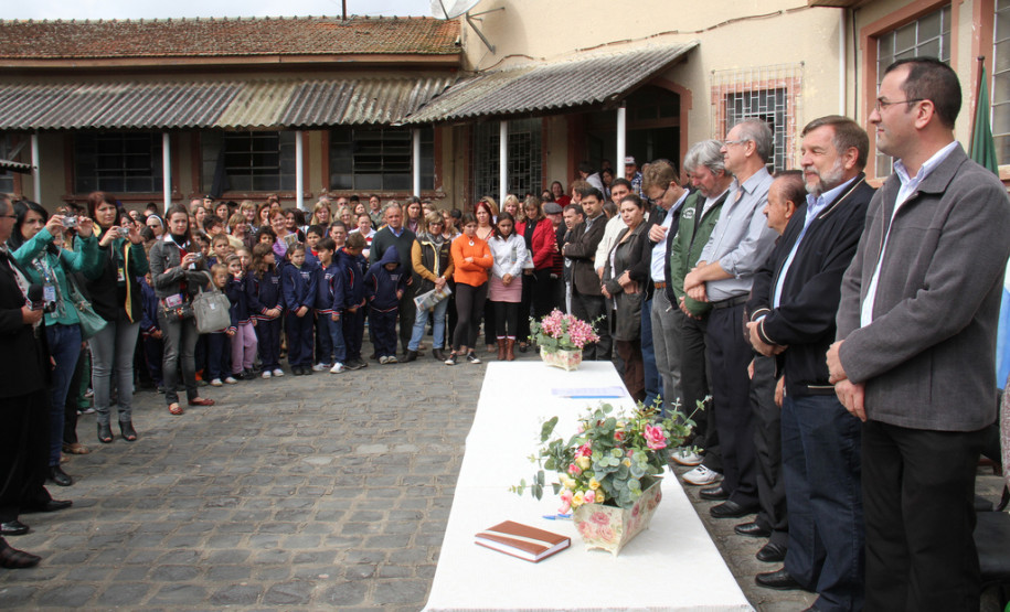O vice-governador e secretário de Estado da Educação, Flávio Arns, assinou nesta semana a ordem de serviço para reforma geral no Colégio Estadual Professor Júlio César. <br />
<br />
Veja mais fotos em: <a href=" http://www.flickr.com/photos/flavioarns/sets/72157633280165942/" target="_blank"> http://www.flickr.com/photos/flavioarns/</a>
