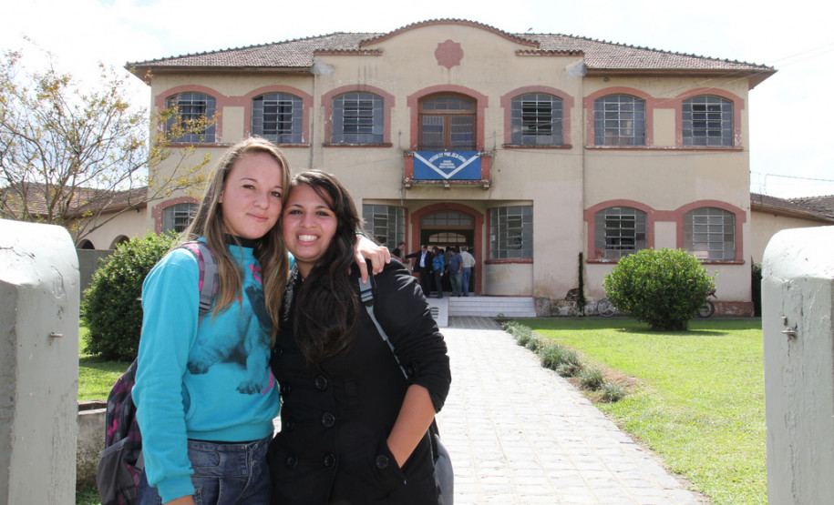 O vice-governador e secretário de Estado da Educação, Flávio Arns, assinou nesta semana a ordem de serviço para reforma geral no Colégio Estadual Professor Júlio César. <br />
<br />
Veja mais fotos em: <a href=" http://www.flickr.com/photos/flavioarns/sets/72157633280165942/" target="_blank"> http://www.flickr.com/photos/flavioarns/</a>