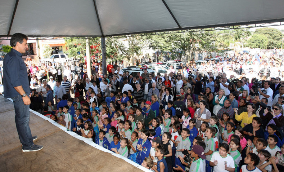 O governador Beto Richa entregou nesta sexta-feira (19), em Cascavel, as obras de colégios estaduais que atendem 1,9 mil estudantes.