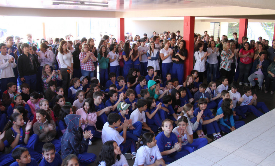 A reforma do Colégio Estadual Presidente Costa e Silva, que atende a 771 alunos nos três períodos, durou 12 meses e custou R$ 1,6 milhão. A comunidade aguardava a obra há 18 anos. A situação da escola ficou tão ruim que ela chegou a ser interditada por dez dias no começo de 2011.<br />
<br />
Veja mais fotos em: <a href=" http://www.flickr.com/photos/flavioarns/sets/72157633286726124/" target="_blank"> http://www.flickr.com/photos/flavioarns/</a>