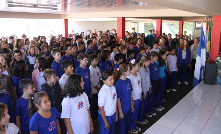 A reforma do Colégio Estadual Presidente Costa e Silva, que atende a 771 alunos nos três períodos, durou 12 meses e custou R$ 1,6 milhão. A comunidade aguardava a obra há 18 anos. A situação da escola ficou tão ruim que ela chegou a ser interditada por dez dias no começo de 2011.<br />
<br />
Veja mais fotos em: <a href=" http://www.flickr.com/photos/flavioarns/sets/72157633286726124/" target="_blank"> http://www.flickr.com/photos/flavioarns/</a>