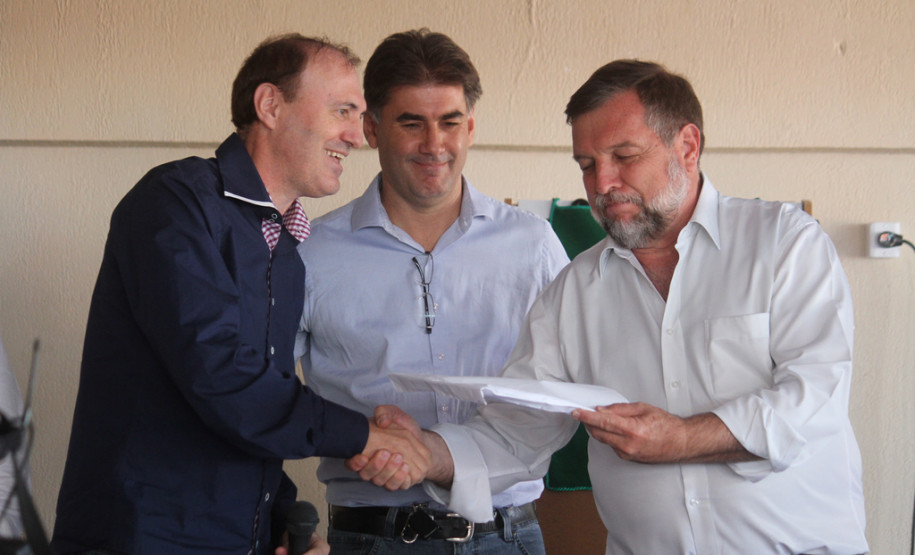 A reforma do Colégio Estadual Presidente Costa e Silva, que atende a 771 alunos nos três períodos, durou 12 meses e custou R$ 1,6 milhão. A comunidade aguardava a obra há 18 anos. A situação da escola ficou tão ruim que ela chegou a ser interditada por dez dias no começo de 2011.<br />
<br />
Veja mais fotos em: <a href=" http://www.flickr.com/photos/flavioarns/sets/72157633286726124/" target="_blank"> http://www.flickr.com/photos/flavioarns/</a>