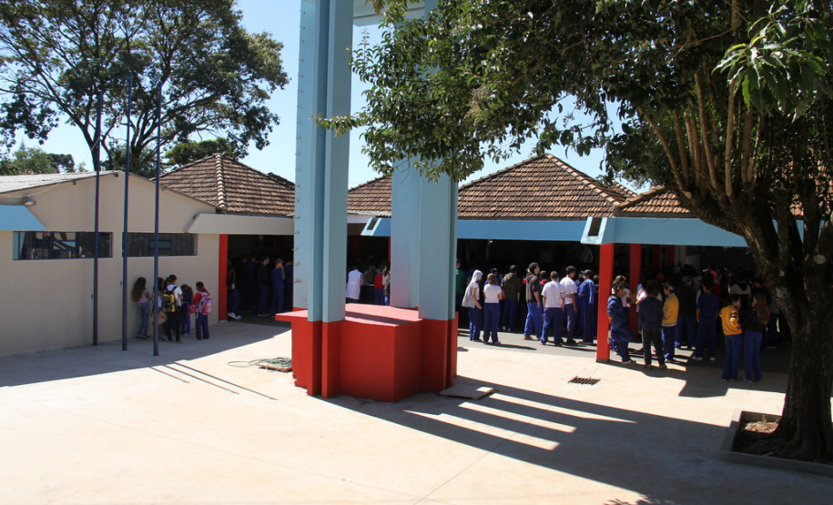 A reforma do Colégio Estadual Presidente Costa e Silva, que atende a 771 alunos nos três períodos, durou 12 meses e custou R$ 1,6 milhão. A comunidade aguardava a obra há 18 anos. A situação da escola ficou tão ruim que ela chegou a ser interditada por dez dias no começo de 2011.<br />
<br />
Veja mais fotos em: <a href=" http://www.flickr.com/photos/flavioarns/sets/72157633286726124/" target="_blank"> http://www.flickr.com/photos/flavioarns/</a>