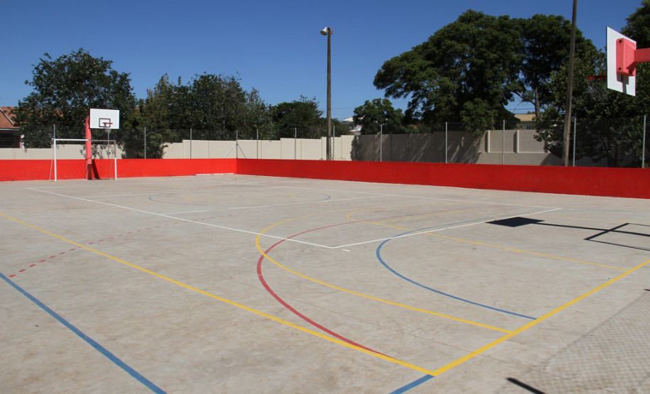 A reforma do Colégio Estadual Presidente Costa e Silva, que atende a 771 alunos nos três períodos, durou 12 meses e custou R$ 1,6 milhão. A comunidade aguardava a obra há 18 anos. A situação da escola ficou tão ruim que ela chegou a ser interditada por dez dias no começo de 2011.<br />
<br />
Veja mais fotos em: <a href=" http://www.flickr.com/photos/flavioarns/sets/72157633286726124/" target="_blank"> http://www.flickr.com/photos/flavioarns/</a>