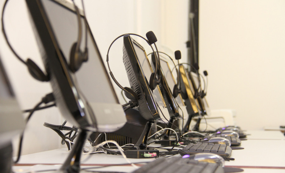 A reforma do Colégio Estadual Presidente Costa e Silva, que atende a 771 alunos nos três períodos, durou 12 meses e custou R$ 1,6 milhão. A comunidade aguardava a obra há 18 anos. A situação da escola ficou tão ruim que ela chegou a ser interditada por dez dias no começo de 2011.<br />
<br />
Veja mais fotos em: <a href=" http://www.flickr.com/photos/flavioarns/sets/72157633286726124/" target="_blank"> http://www.flickr.com/photos/flavioarns/</a>