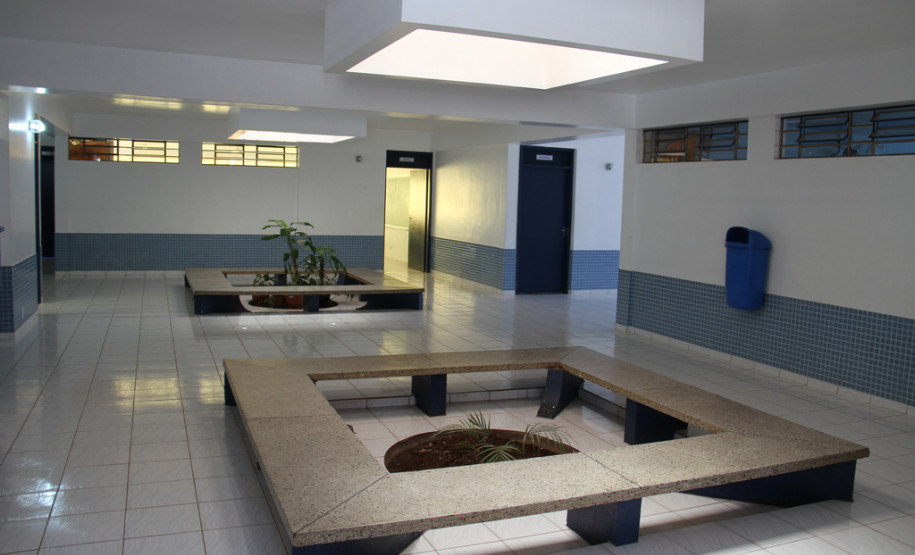 A reforma do Colégio Estadual Presidente Costa e Silva, que atende a 771 alunos nos três períodos, durou 12 meses e custou R$ 1,6 milhão. A comunidade aguardava a obra há 18 anos. A situação da escola ficou tão ruim que ela chegou a ser interditada por dez dias no começo de 2011.<br />
<br />
Veja mais fotos em: <a href=" http://www.flickr.com/photos/flavioarns/sets/72157633286726124/" target="_blank"> http://www.flickr.com/photos/flavioarns/</a>