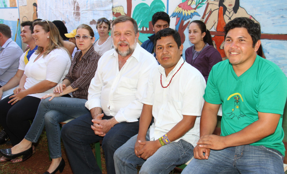 A escola indígena Teko Nemoingo, de São Miguel do Iguaçu, foi inaugurada nesta sexta-feira pelo vice-governador e começou a funcionar no início do ano letivo e atende a 360 estudantes da aldeia Guarani Tekoa Ocoy, com ensino médio, fundamental, cursos de línguas e contraturno.<br />
<br />
Veja mais fotos em: <a href=" http://www.flickr.com/photos/flavioarns/sets/72157633282643093/" target="_blank"> http://www.flickr.com/photos/flavioarns/</a>