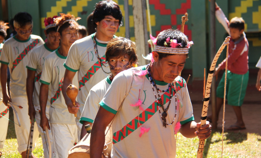 A escola indígena Teko Nemoingo, de São Miguel do Iguaçu, foi inaugurada nesta sexta-feira pelo vice-governador e começou a funcionar no início do ano letivo e atende a 360 estudantes da aldeia Guarani Tekoa Ocoy, com ensino médio, fundamental, cursos de línguas e contraturno.<br />
<br />
Veja mais fotos em: <a href=" http://www.flickr.com/photos/flavioarns/sets/72157633282643093/" target="_blank"> http://www.flickr.com/photos/flavioarns/</a>