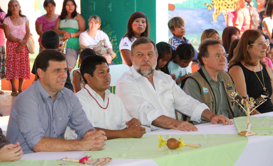 A escola indígena Teko Nemoingo, de São Miguel do Iguaçu, foi inaugurada nesta sexta-feira pelo vice-governador e começou a funcionar no início do ano letivo e atende a 360 estudantes da aldeia Guarani Tekoa Ocoy, com ensino médio, fundamental, cursos de línguas e contraturno.<br />
<br />
Veja mais fotos em: <a href=" http://www.flickr.com/photos/flavioarns/sets/72157633282643093/" target="_blank"> http://www.flickr.com/photos/flavioarns/</a>