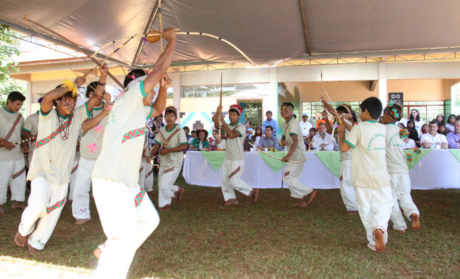 A escola indígena Teko Nemoingo, de São Miguel do Iguaçu, foi inaugurada nesta sexta-feira pelo vice-governador e começou a funcionar no início do ano letivo e atende a 360 estudantes da aldeia Guarani Tekoa Ocoy, com ensino médio, fundamental, cursos de línguas e contraturno.<br />
<br />
Veja mais fotos em: <a href=" http://www.flickr.com/photos/flavioarns/sets/72157633282643093/" target="_blank"> http://www.flickr.com/photos/flavioarns/</a>